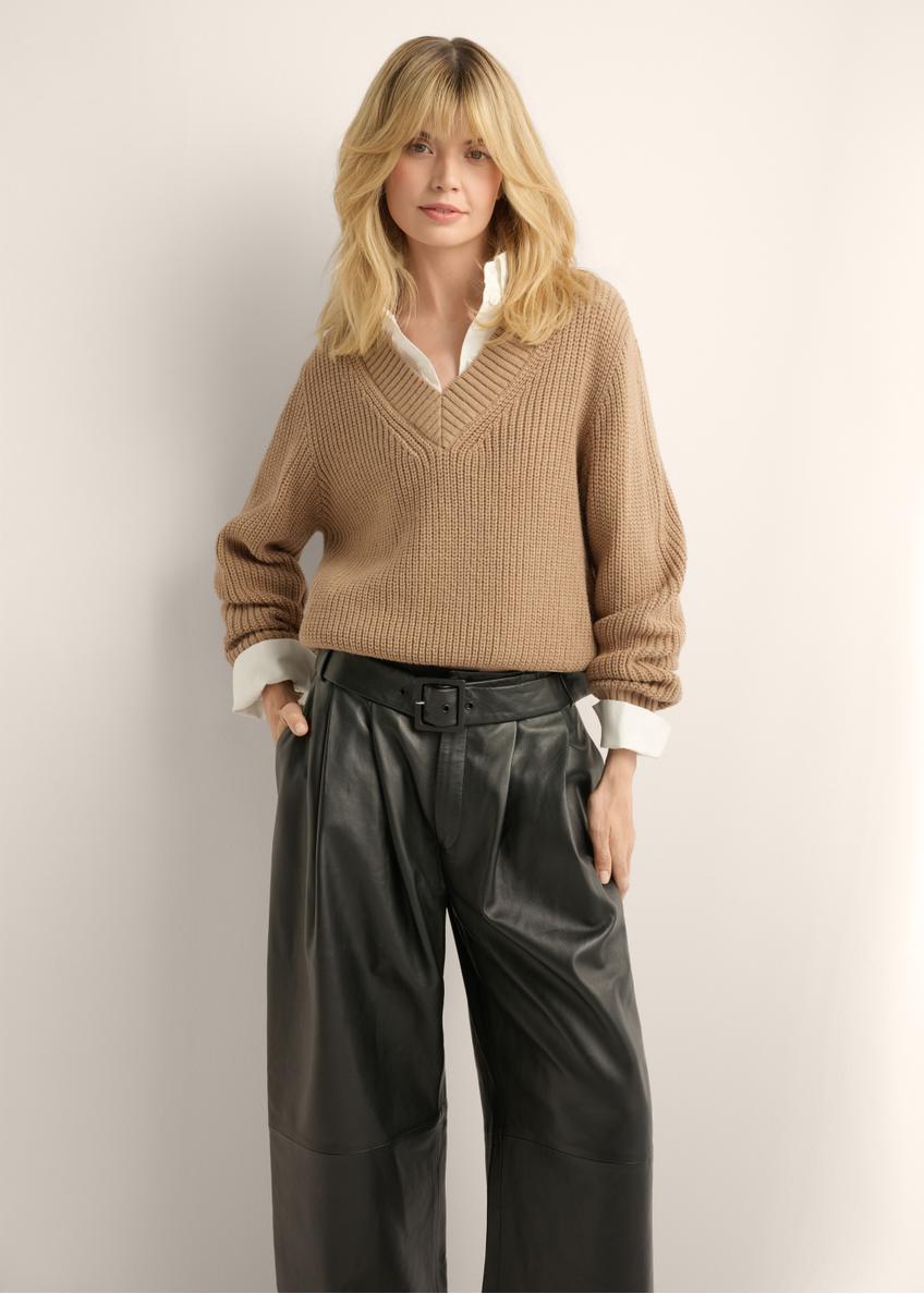 Camelowy sweter damski SWEDT-0162-1D(Z26), widok produktu z przodu na modelce. Widoczna połowa sylwetki.