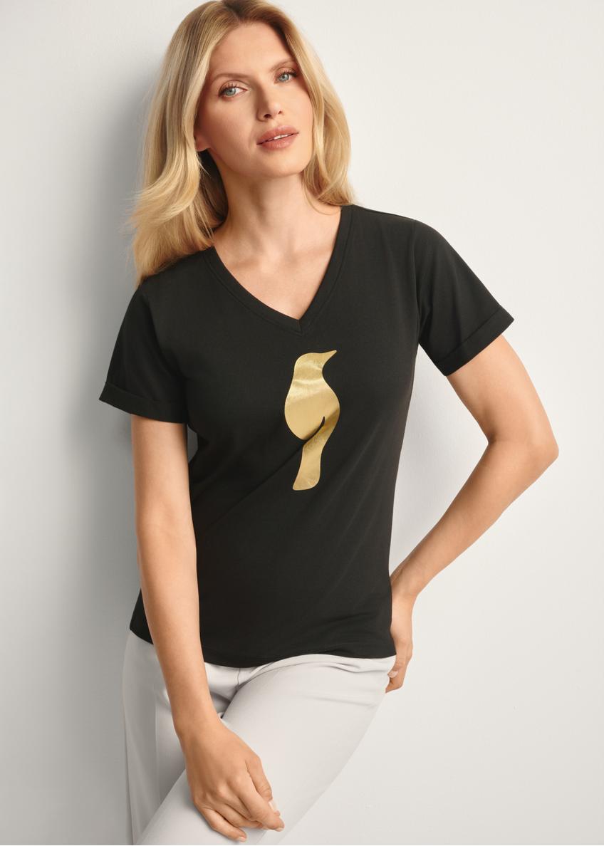 Czarny t-shirt damski TSHDT-0149-99(Z25), widok produktu przodem na modelce, widoczna połowa sylwetki.