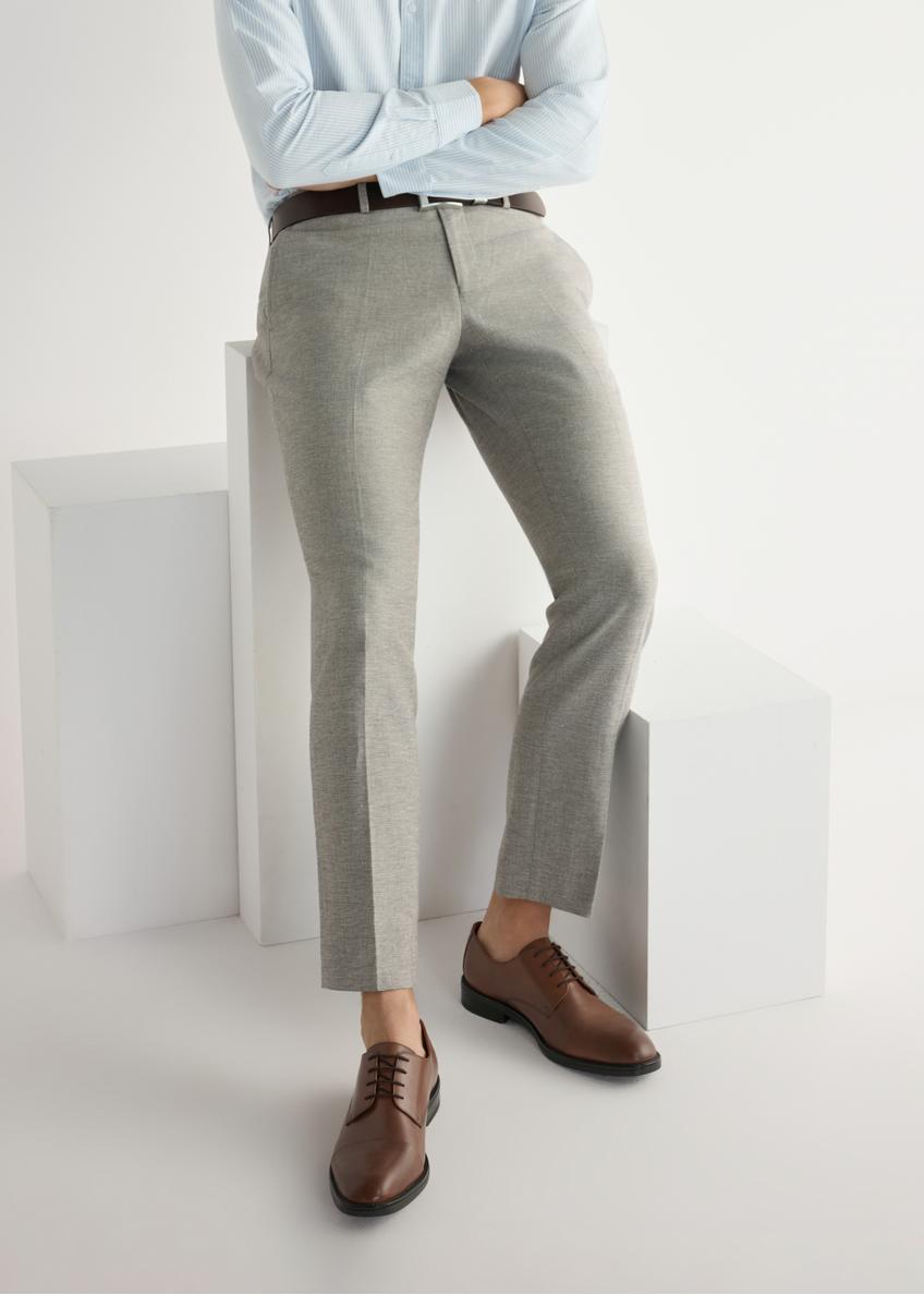 Skórzane półbuty męskie w kolorze koniaku BUTYM-0500-1F(W26), widok produktu z przodu na stopach modela.