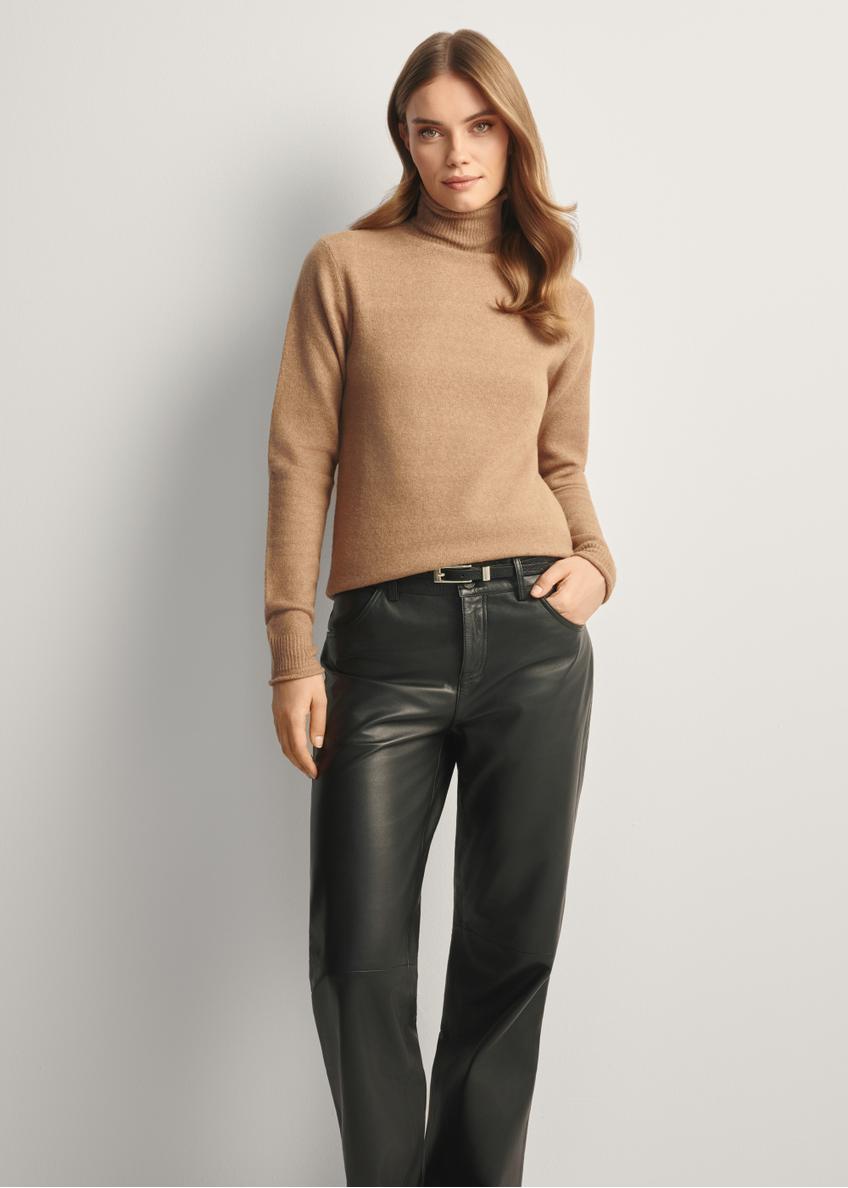 Camelowy sweter damski z domieszką wełny SWEDT-0241-24(Z25), widok produktu z przodu na modelce. Widoczna połowa sylwetki.