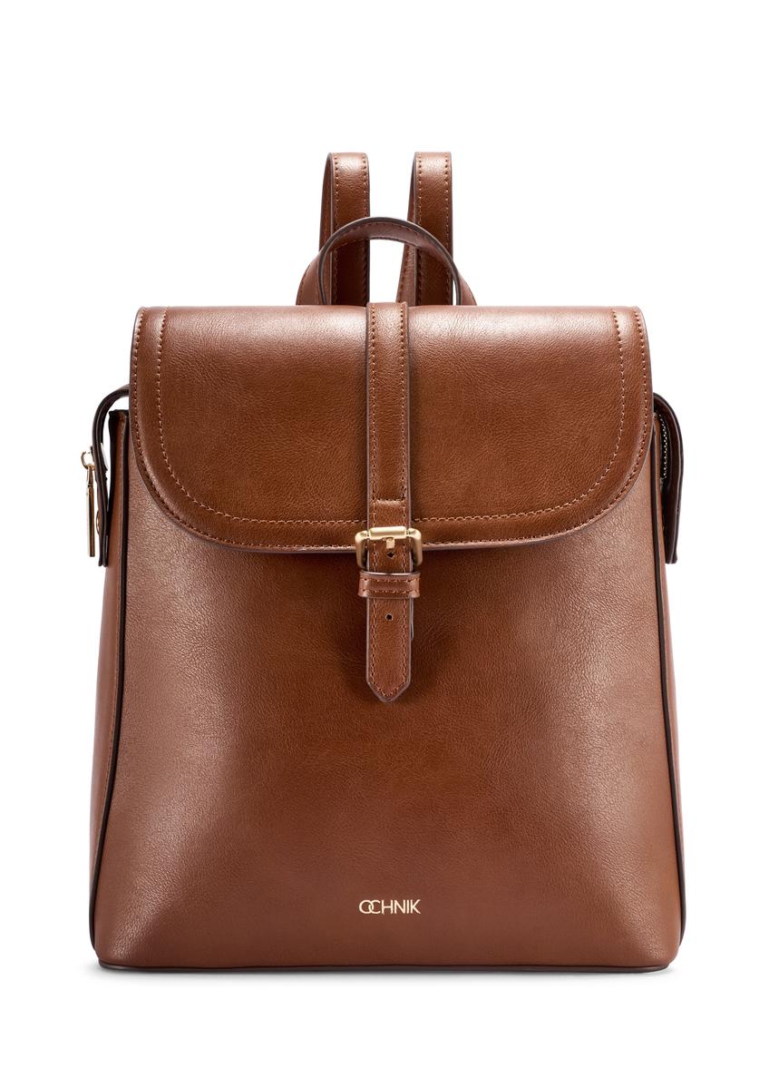 Plecak damski w kolorze koniaku TOREC-1198-1F(W26), widok produktu z przodu na białym tle.