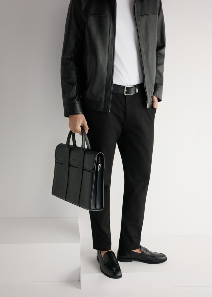 Czarne skórzane mokasyny męskie BUTYM-0538-99(W26), widok produktu od przodu na modelu, widoczna połowa sylwetki.