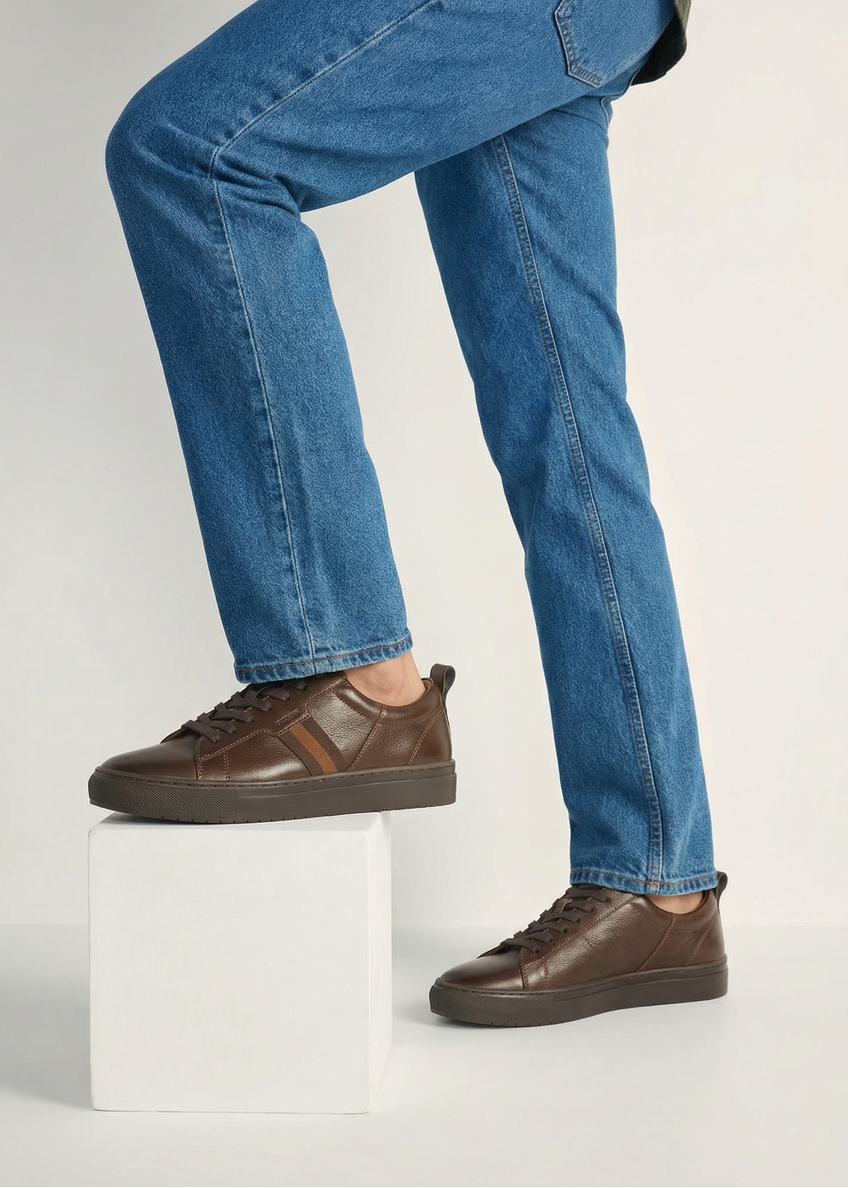 Ciemnobrązowe skórzane buty męskie BUTYM-0430A-1I(W26), widok produktu z boku na stopach modela. 