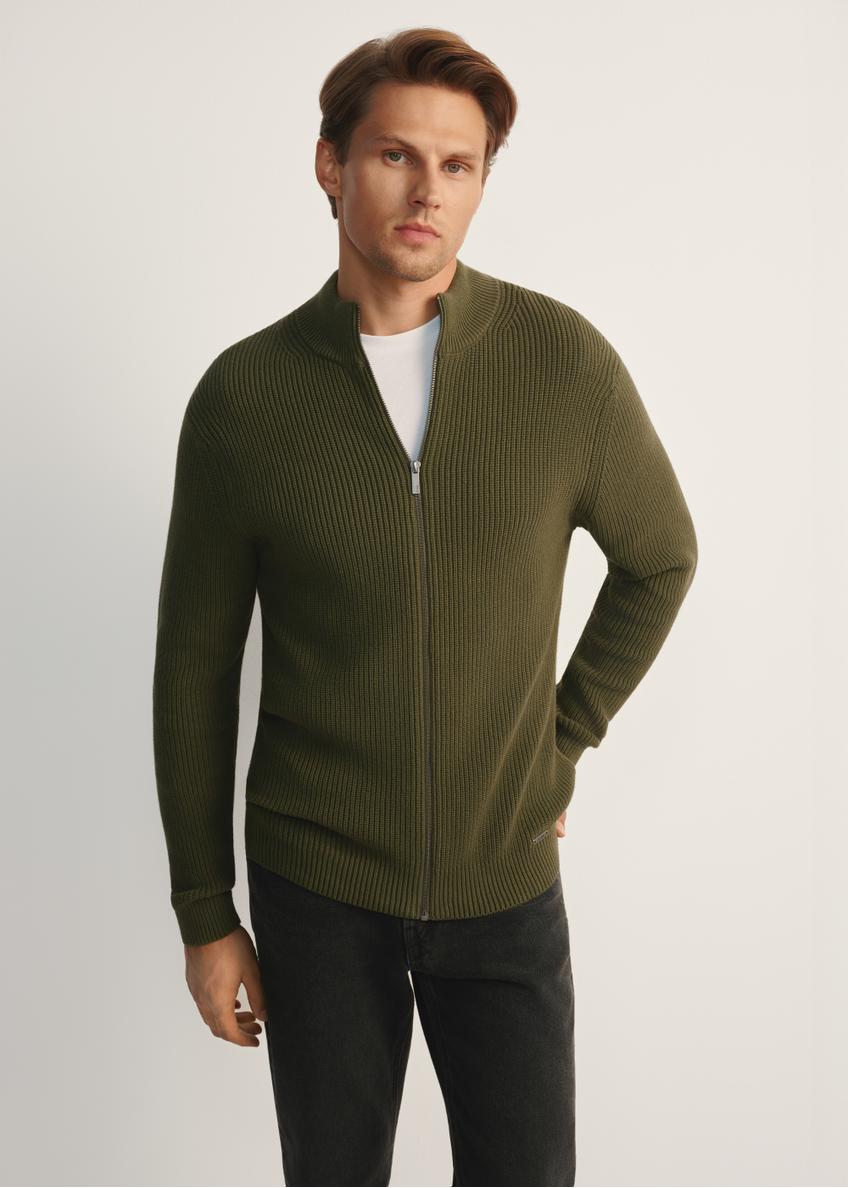 Sweter męski khaki z suwakiem SWEMT-0176-55(Z25), widok produktu z przodu na modelu. Widoczna połowa sylwetki.