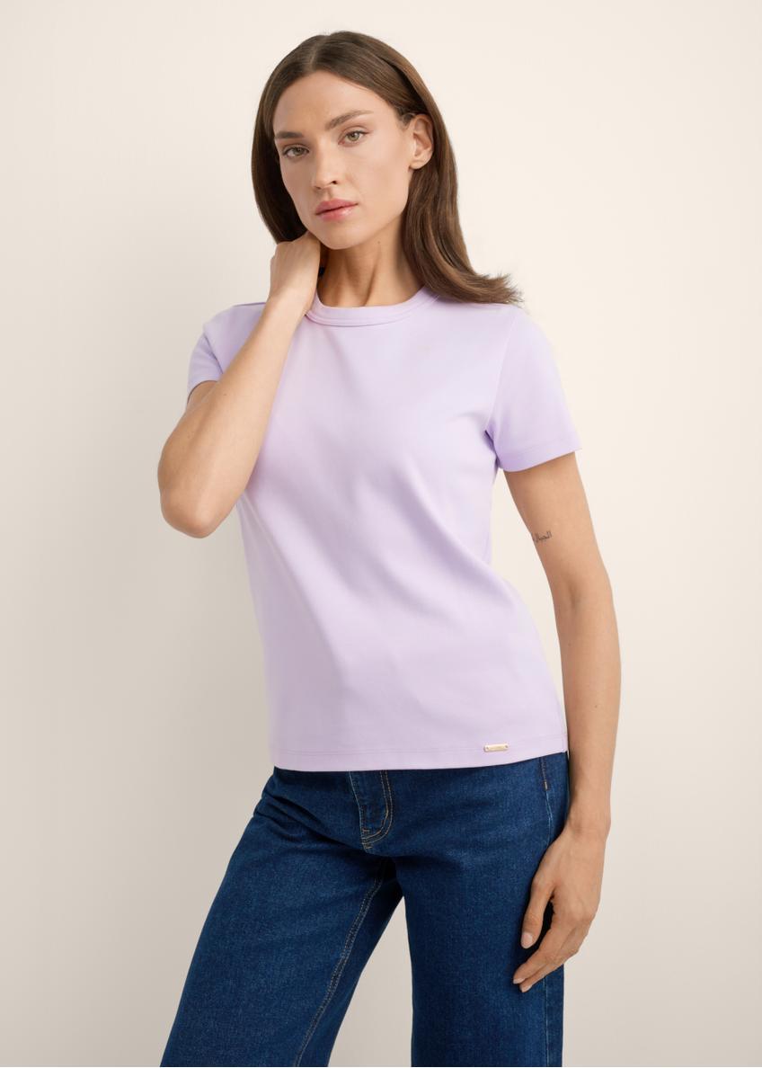 Jasnofioletowy bawełniany T-shirt damski TSHDT-0144-6A(Z26), widok produktu z przodu na modelce. Widoczna połowa sylwetki.