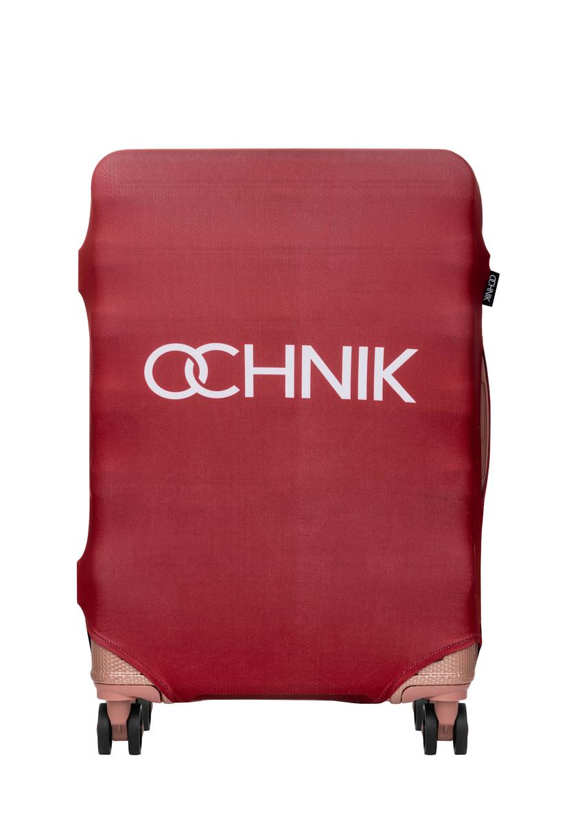 Czerwony pokrowiec na średnią walizkę z logo AW-013-0002-4B-M(W26), widok produktu z przodu na walizce.