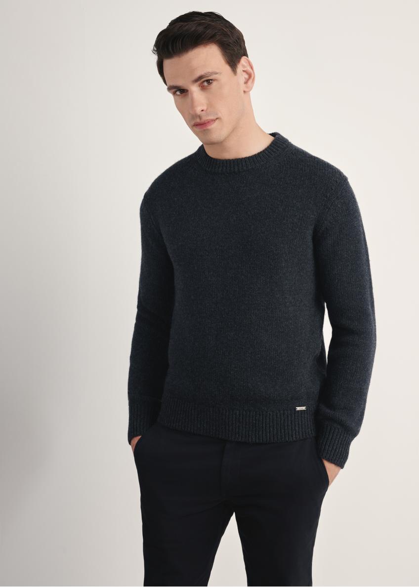 Grafitowy sweter męski SWEMT-0172-99(Z25), widok produktu z przodu na modelu. Widoczna połowa sylwetki.