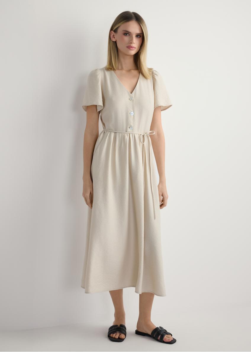 Sukienka damska w kolorze jasnego beżu SUKDT-0255-1A(W26), widok produktu z przodu na modelce. Widoczna cała sylwetka.