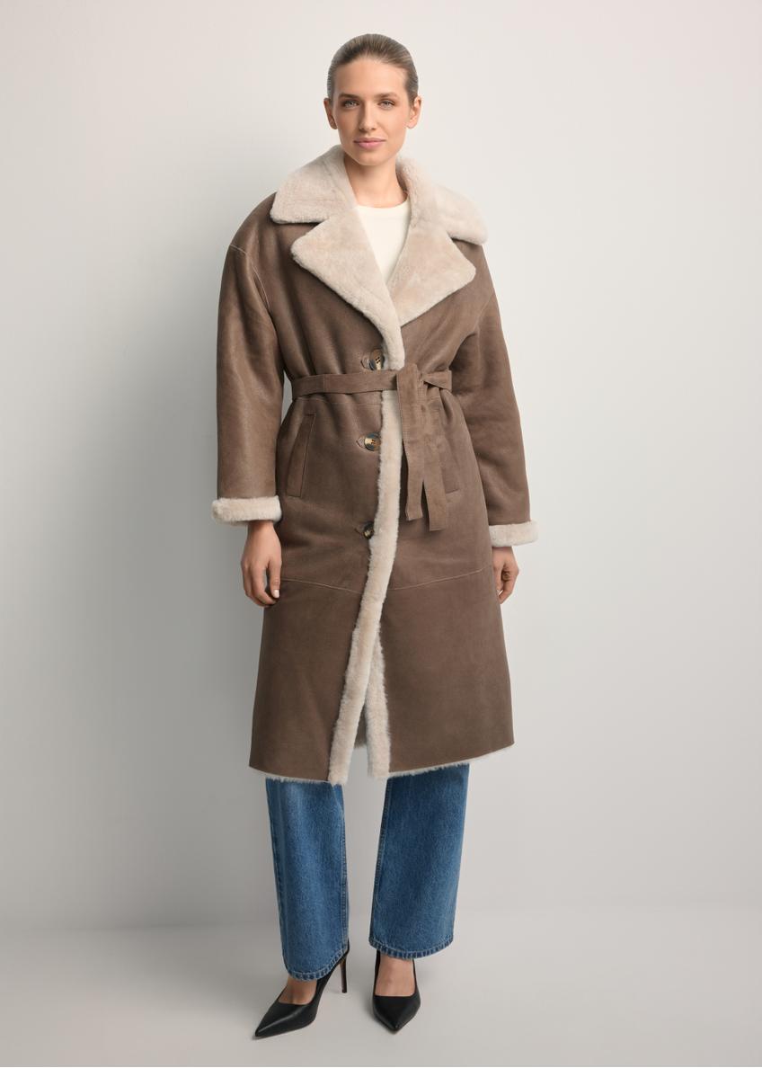 Długi klasyczny brązowy kożuch damski KOZDS-0071-3091(Z25), widok produktu z przodu na modelce. Widoczna cała sylwetka.
