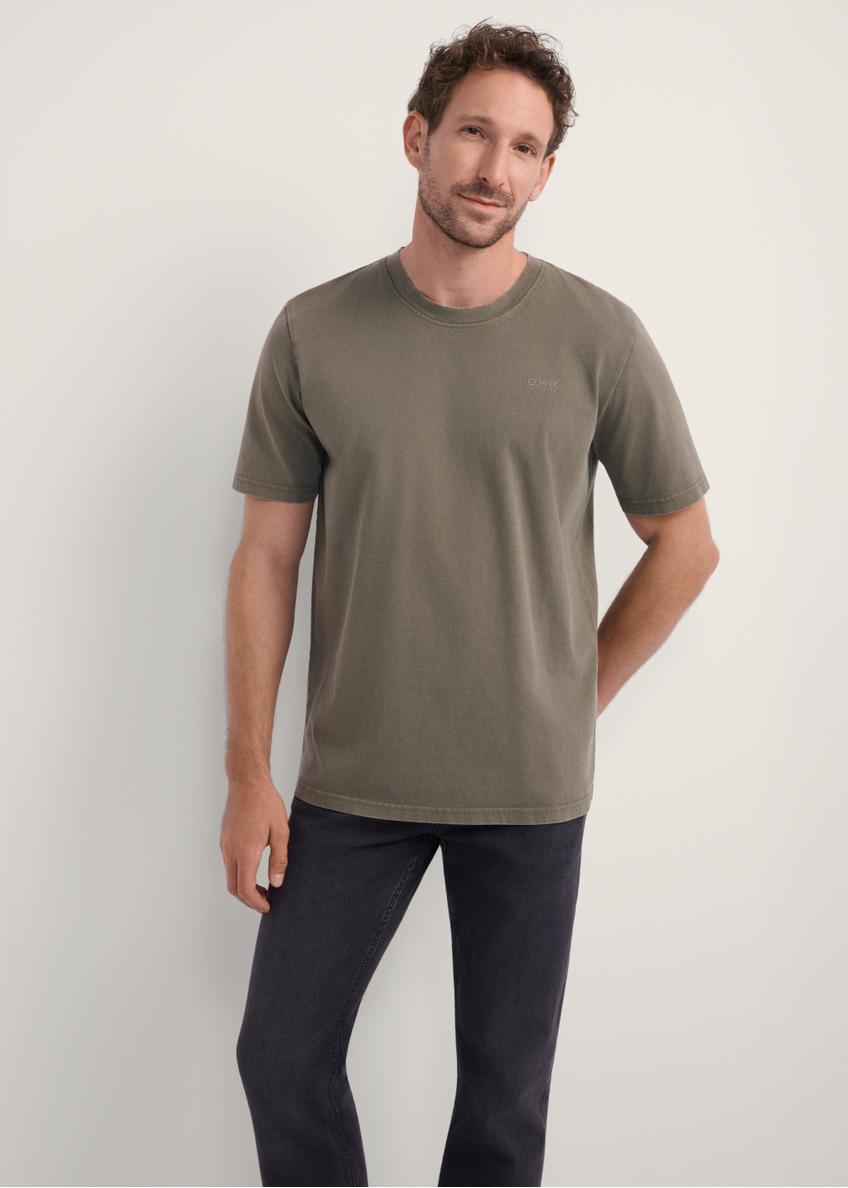 T-shirt męski w kolorze khaki TSHMT-0134-55(Z25), widok produktu od przodu na modelu, widoczna połowa sylwetki.