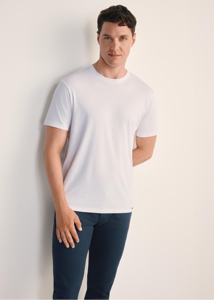 Biały T-shirt męski z bawełny merceryzowanej TSHMT-0135-11(Z25), widok produktu z przodu na modelu. Widoczna połowa sylwetki.