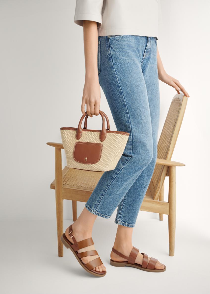 Skórzane sandały damskie w kolorze koniaku BUTYD-1152-1F(W26), widok produktu z boku na stopach modelki.