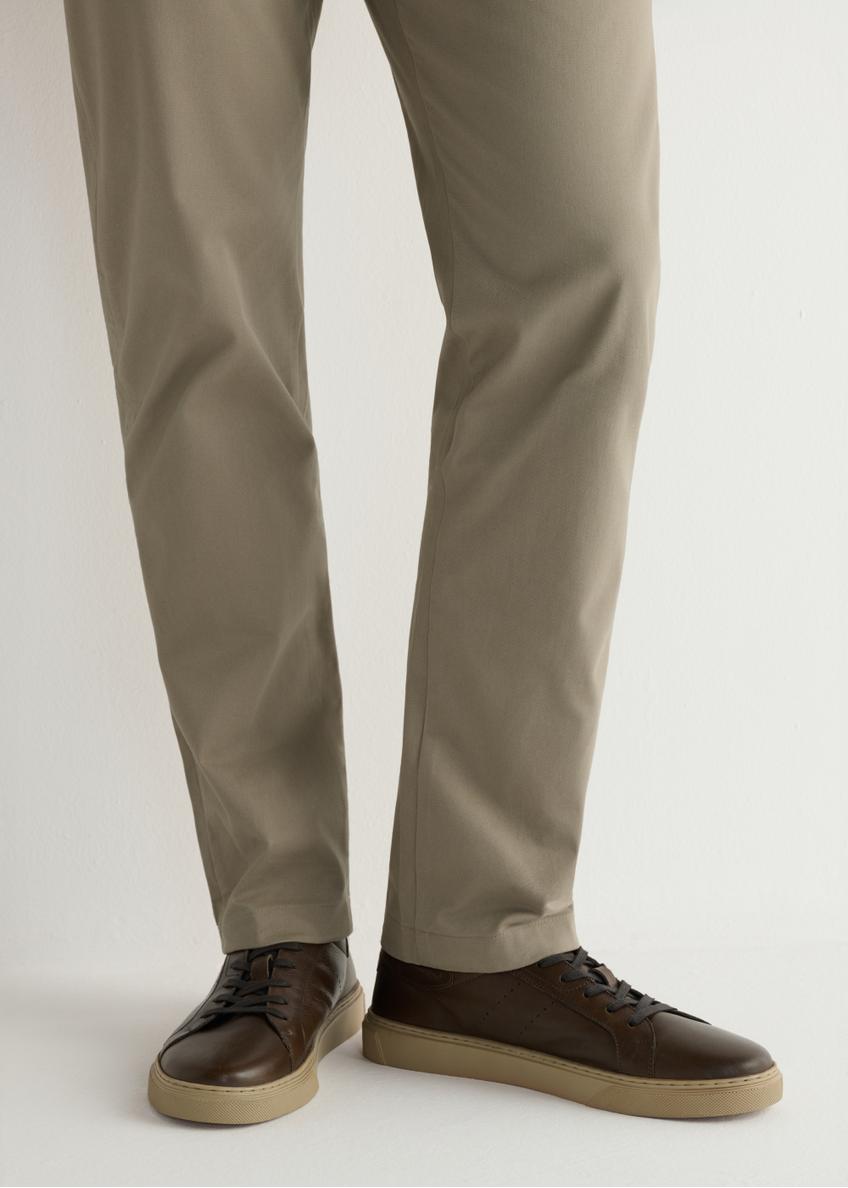 Ciemnobrązowe skórzane sneakersy męskie BUTYM-0486-1I(W26), widok produktu na stopach modela.