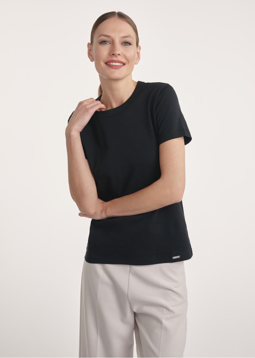Czarny bawełniany t-shirt damski TSHDT-0144-99(Z25) - widok z przodu na modelce na białym tle. Widoczna połowa sylwetki.  