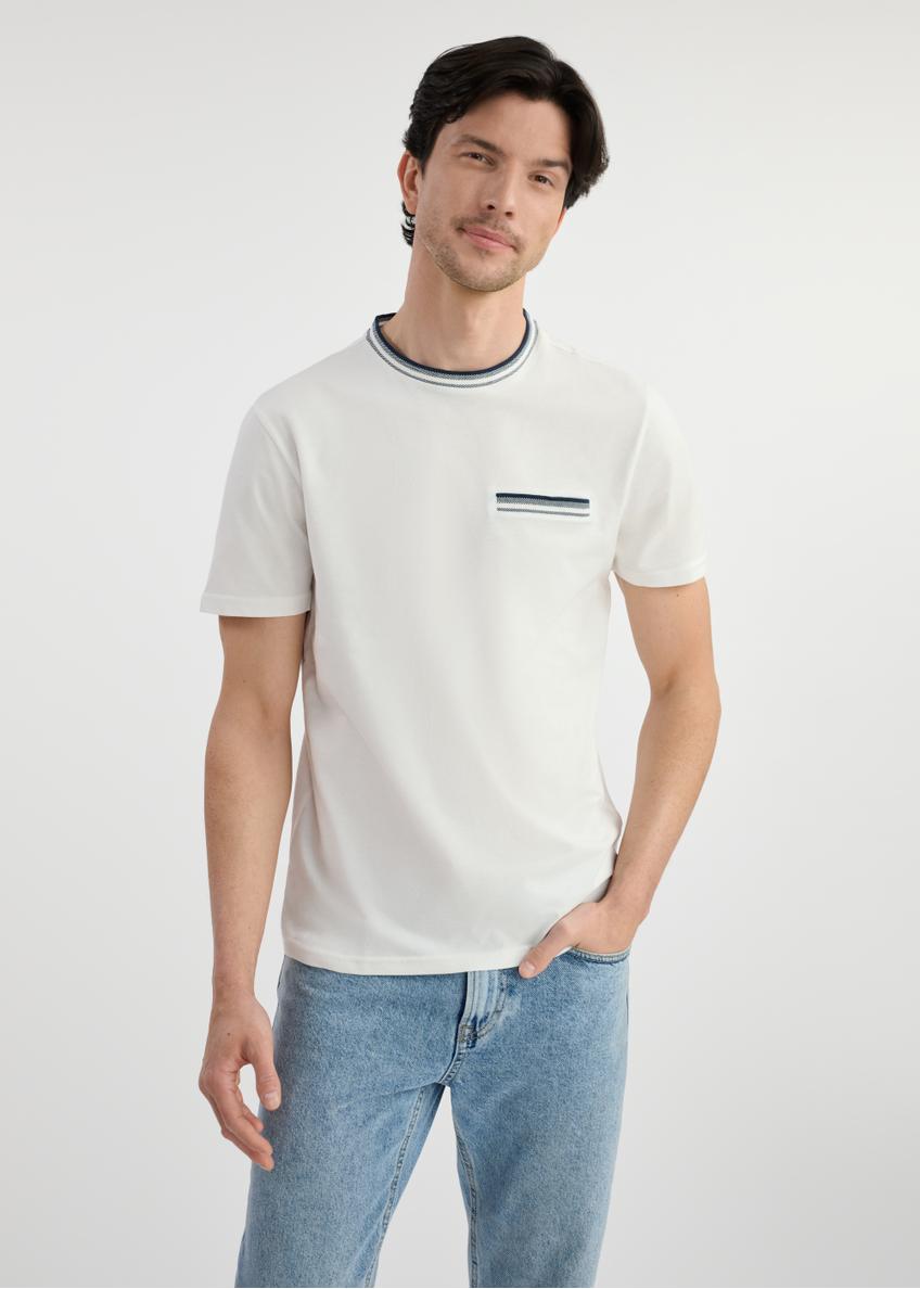 Biały T-shirt męski z bawełny TSHMT-0123-12(W25), widok produktu przodem na modelu. Widoczna połowa sylwetki.