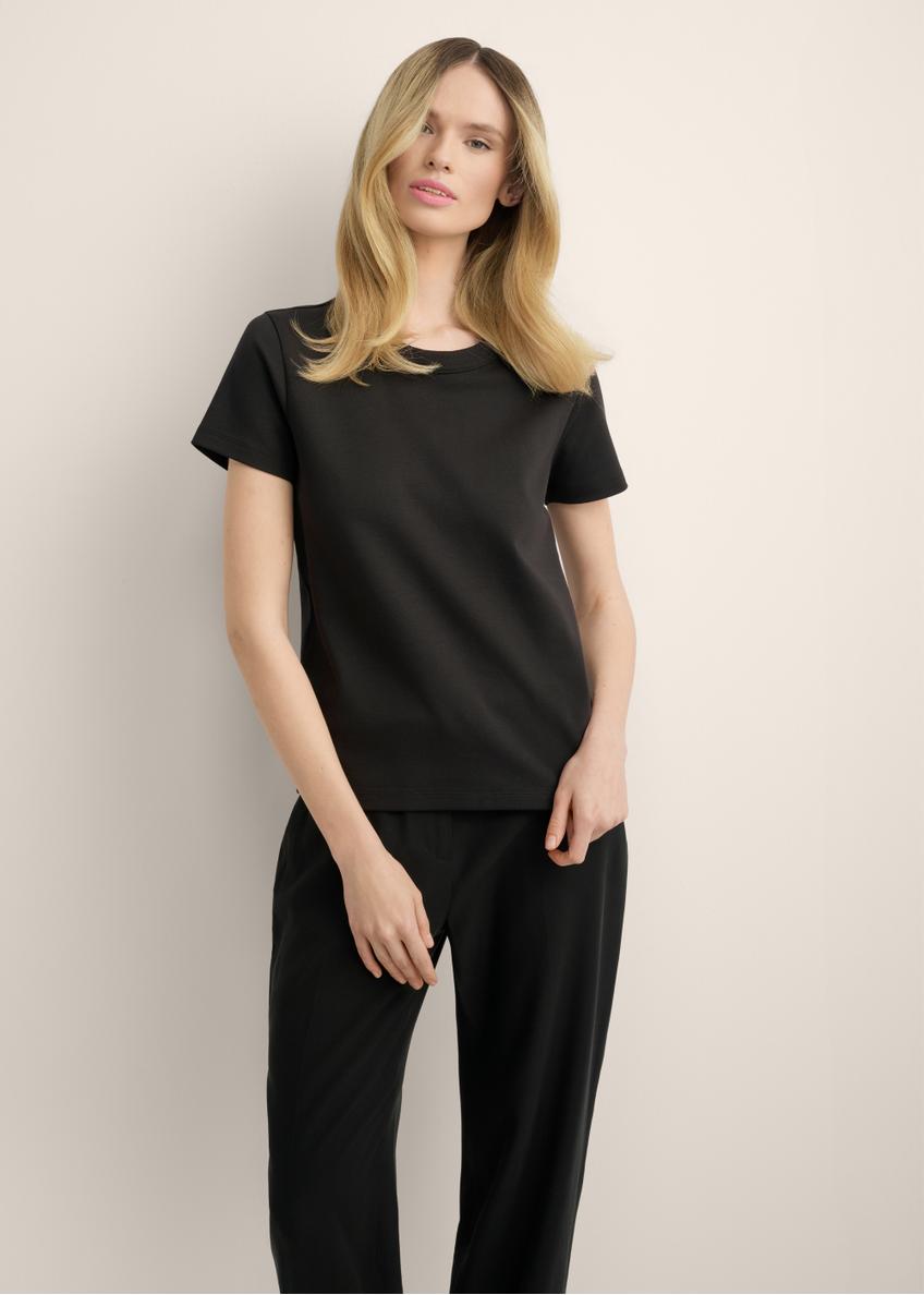 Czarny bawełniany t-shirt damski TSHDT-0144-99(Z25), widok produktu z przodu na modelce. Widoczna połowa sylwetki.