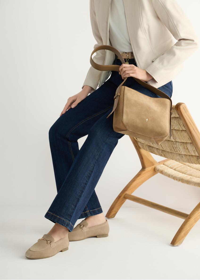 Ciemnobeżowe zamszowe mokasyny damskie BUTYD-1257-1K(W26), widok produktu z boku na stopach modelki.