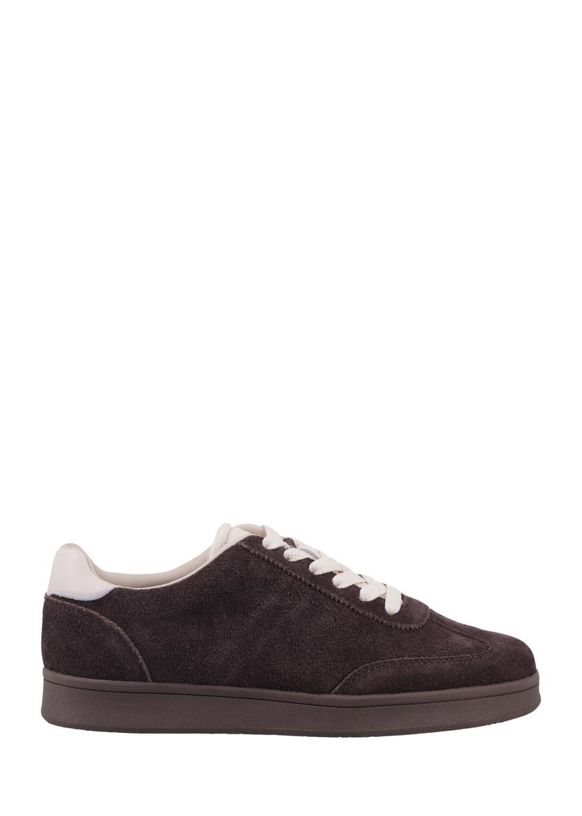 Zamszowe buty sportowe w kolorze ciemnobrązowym BUTYD-1317-1I(Z26), widok produktu z boku na białym tle.