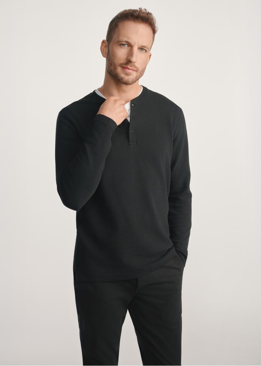 Czarny longsleeve męski LSLMT-0007-99(Z24), widok produktu od przodu na modelu, widoczne pół sylwetki.