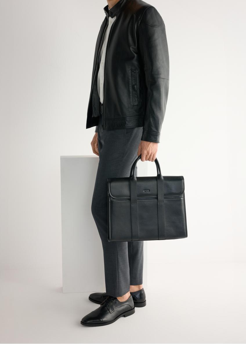 Skórzane czarne półbuty męskie BUTYM-0483-99(W26), widok produktu z boku na stopach modela.