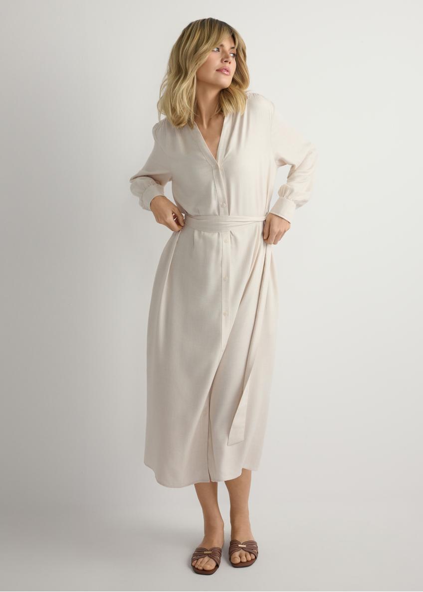 Jasnobeżowa sukienka damska midi SUKDT-0269-1A(W26), widok produktu z przodu na modelce. Widoczna połowa sylwetki.