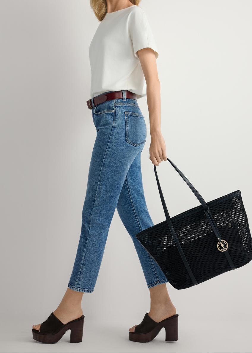 Ciemnobrązowe skórzane klapki damskie na słupku BUTYD-1275-1I(W26), widok produktu z boku na stopach modelki.