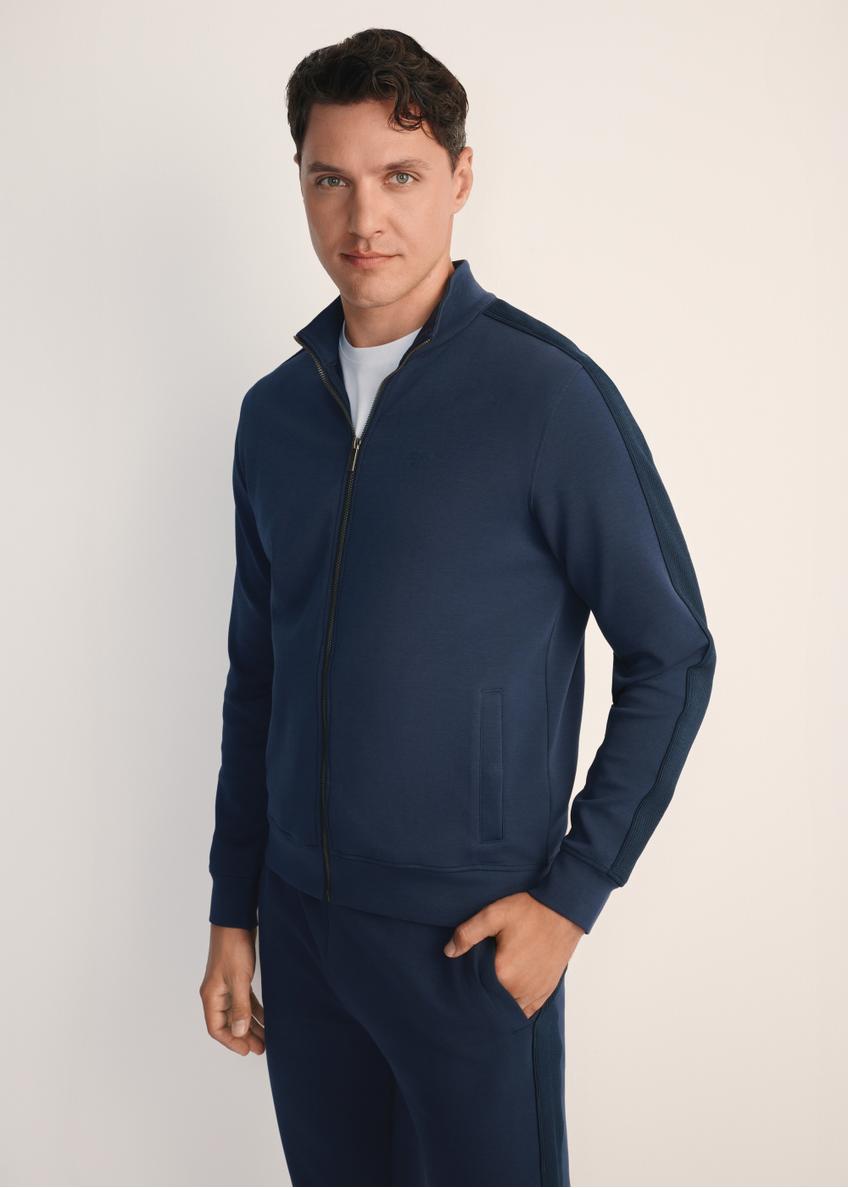 Granatowa bluza męska BLZMT-0075-68(Z25), widok produktu z przodu na modelu. Widoczna połowa sylwetki.