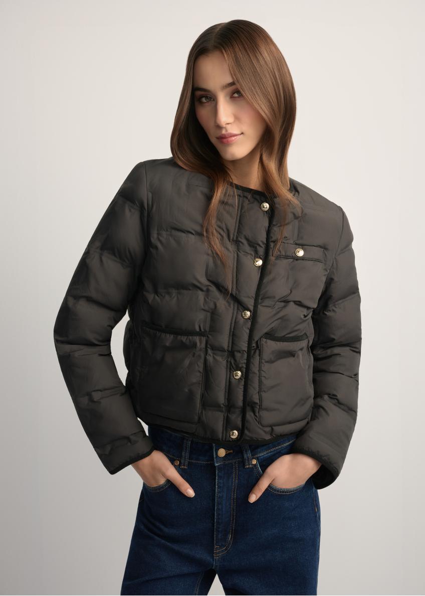 Czarna krótka kurtka damska KURDT-0621-99(W26), widok produktu z przodu na modelce. Widoczna połowa sylwetki.