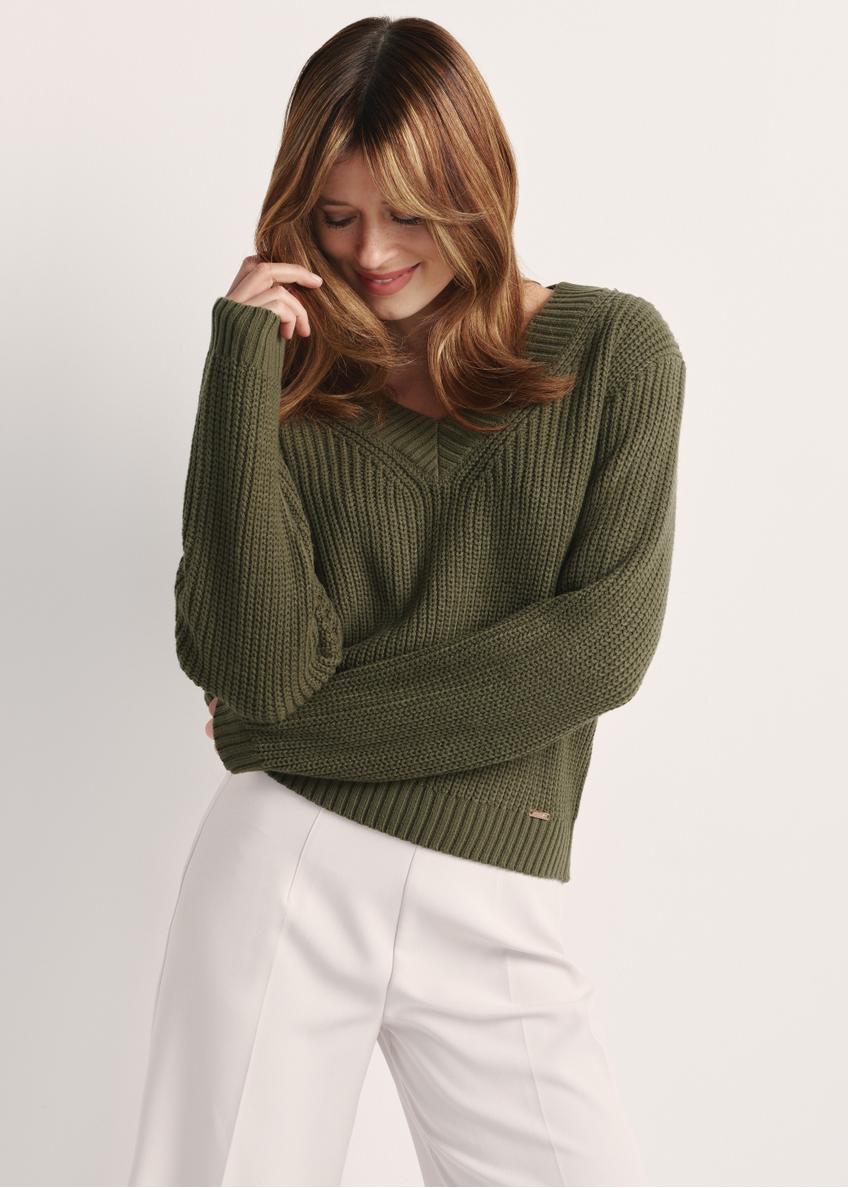 Sweter damski khaki SWEDT-0162-55(Z25), produkt widoczny z przodu na modelce, widoczne pół sylwetki.