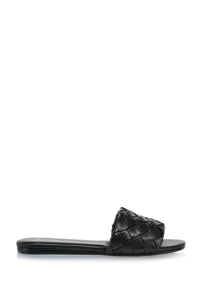 Skórzane czarne klapki z plecionką BUTYD-1065-99(W24)
