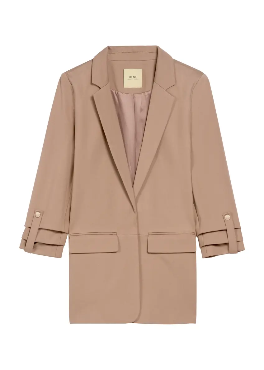 Camelowa marynarka damska bez zapięcia  ZAKDT-0034-24(Z24), widok produktu od przodu na białym tle.