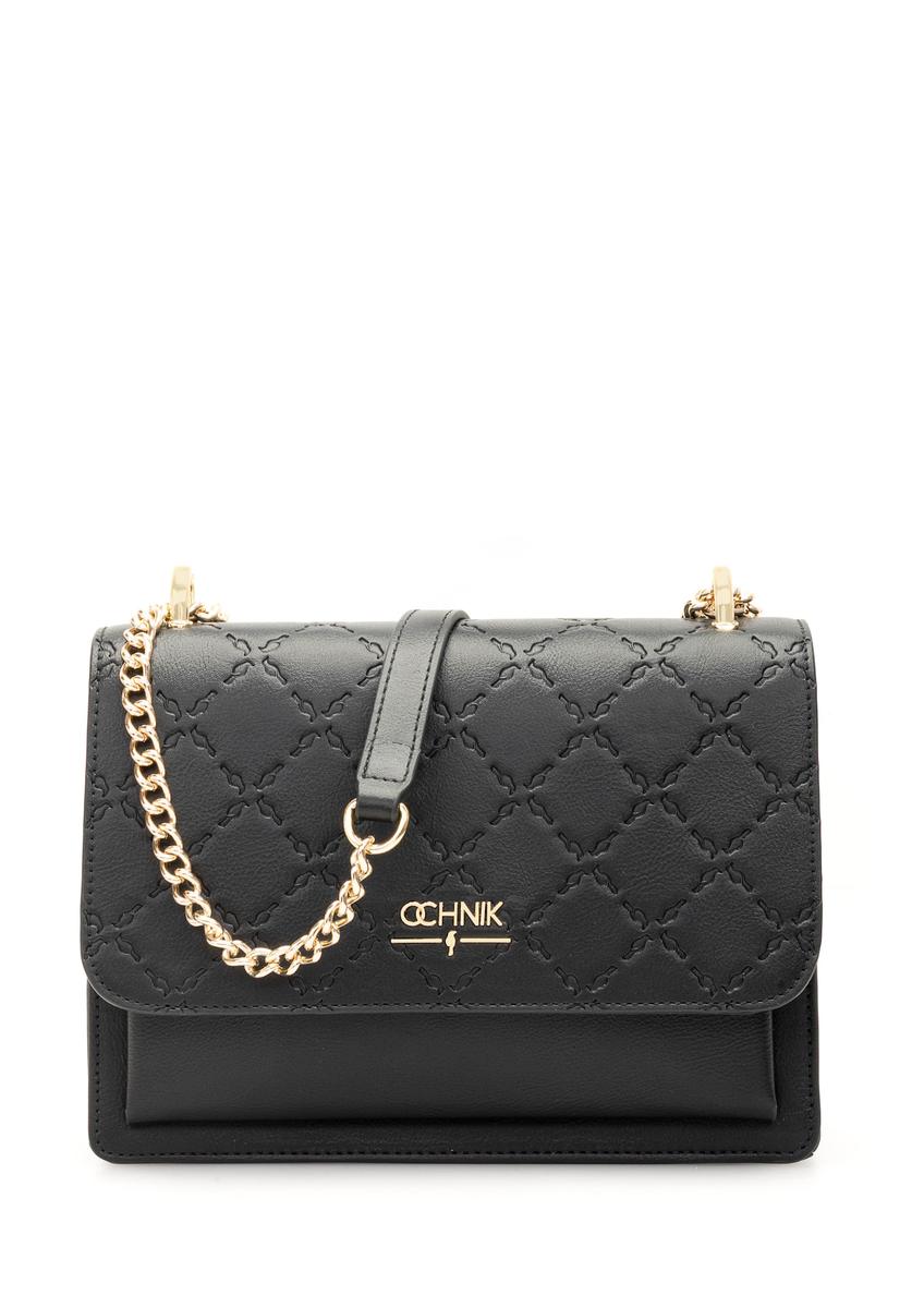 Czarna torebka damska z monogramem TOREC-1155-99(W26), widok produktu z przodu na białym tle.