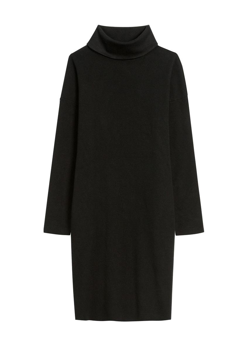 Czarna sukienka z golfem SUKDT-0206A-99(Z25), widok produktu od przodu na białym tle.
