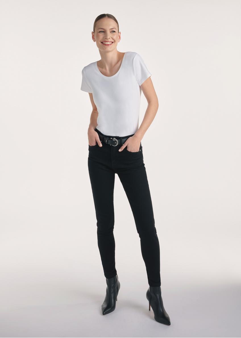 Czarne jeansowe spodnie damskie JEADT-0010A-99(Z25), produkt widoczny z przodu na modelce, widoczna cała sylwetka.