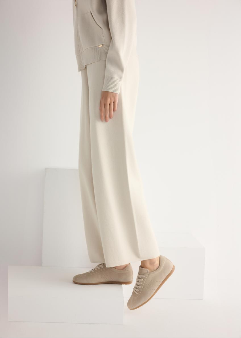 Beżowe zamszowe buty damskie BUTYD-1261-1A(W26), widok produktu z boku na stopach modelki, na jasnym tle.