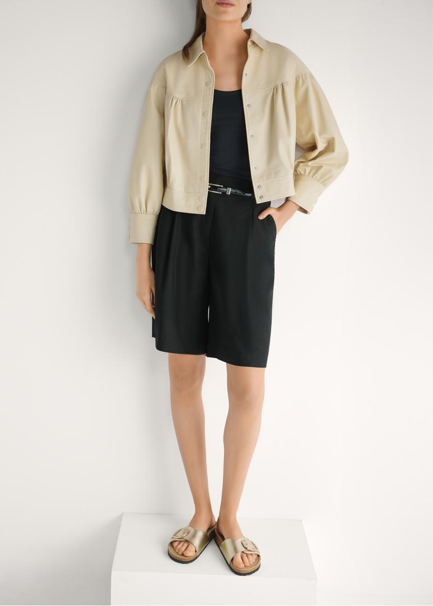 Skórzane klapki damskie w kolorze złotym BUTYD-1157-2X(W26), widok produktu z przodu na stopach modelki.