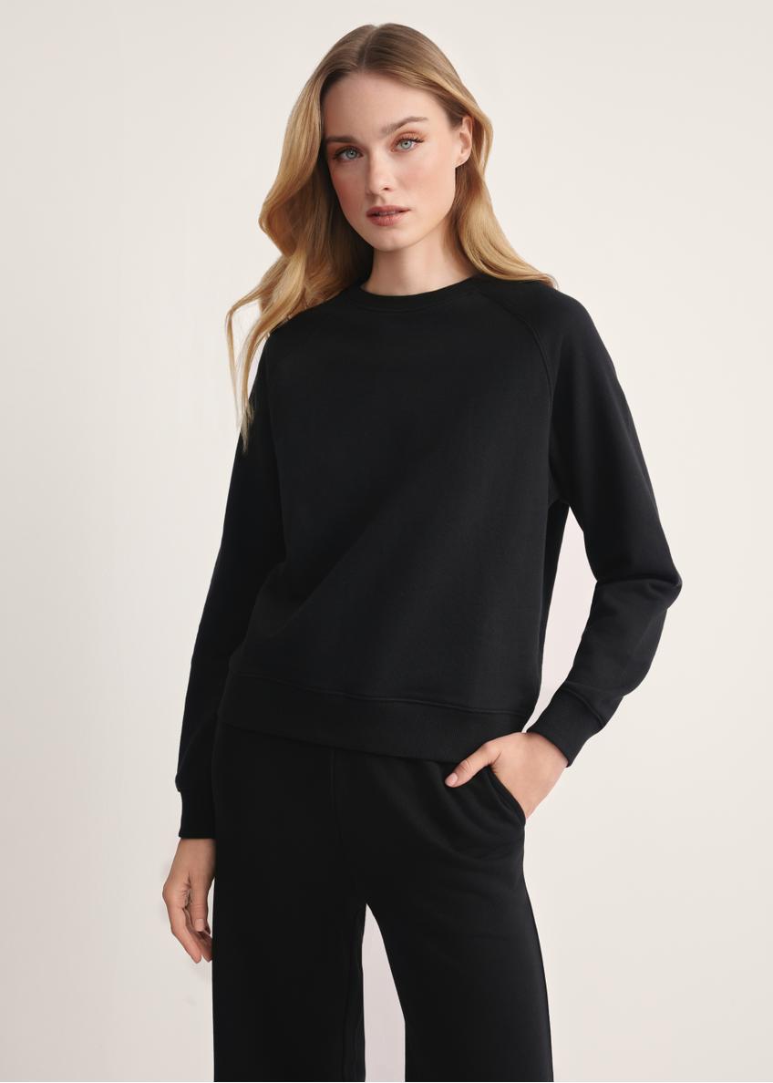 Czarna bluza damska BLZDT-0114-99(Z25), produkt widoczny od przodu na modelce, widoczne pół sylwetki.