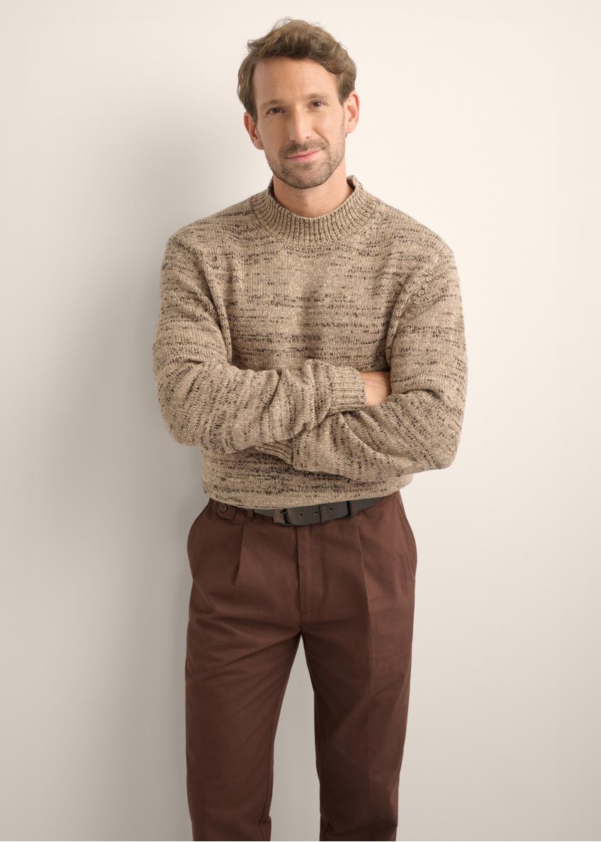 Brązowy sweter męski SWEMT-0194-1K(Z26), widok produktu od przodu na modelu. Widoczna połowa sylwetki.