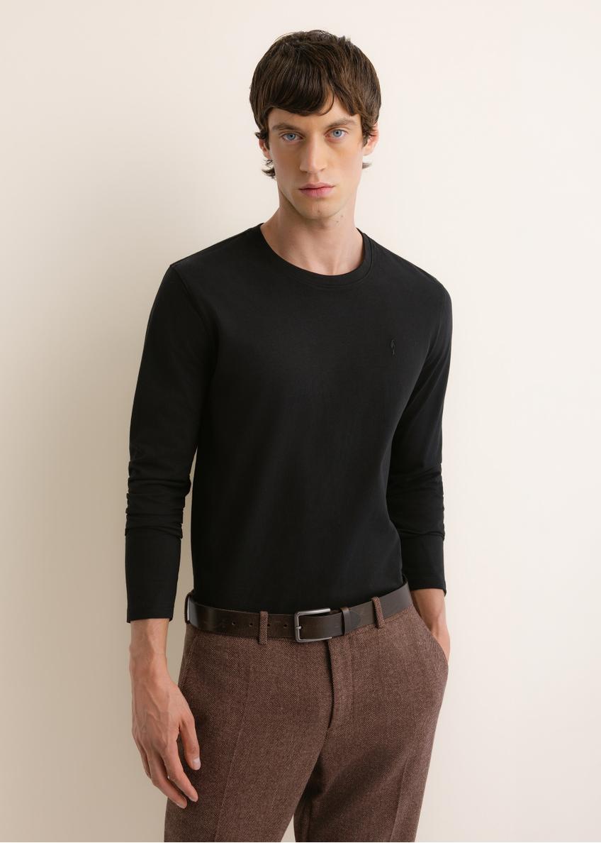 Czarny bawełniany longsleeve męski LSLMT-0013-99(Z26), widok produktu z przodu na modelu. Widoczna połowa sylwetki.