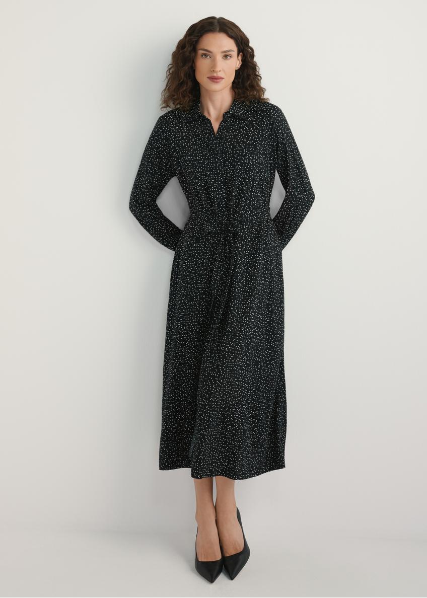 Czarna sukienka w kropki SUKDT-0258-9P(W26), widok produktu z przodu na modelce. Widoczna cała sylwetka.