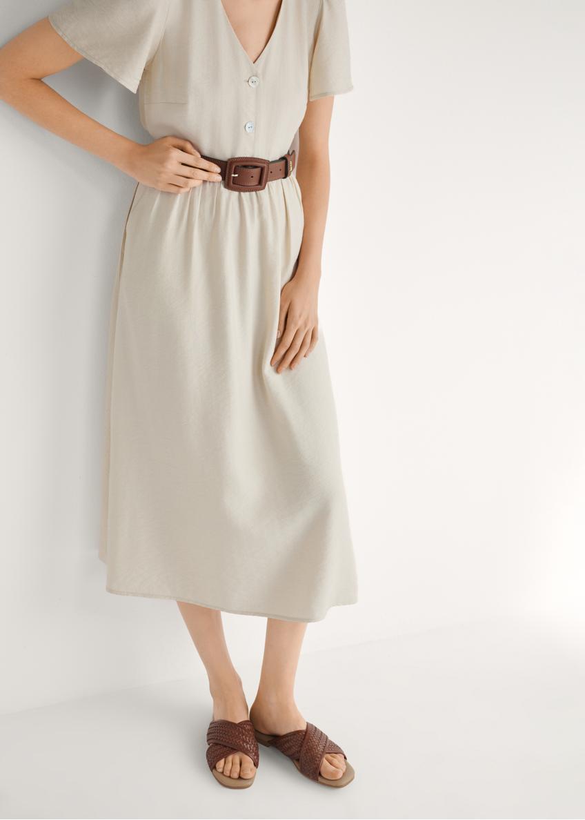 Brązowe klapki damskie z plecionką BUTYD-1254-1H(W26), widok produktu z przodu na stopach modelki.