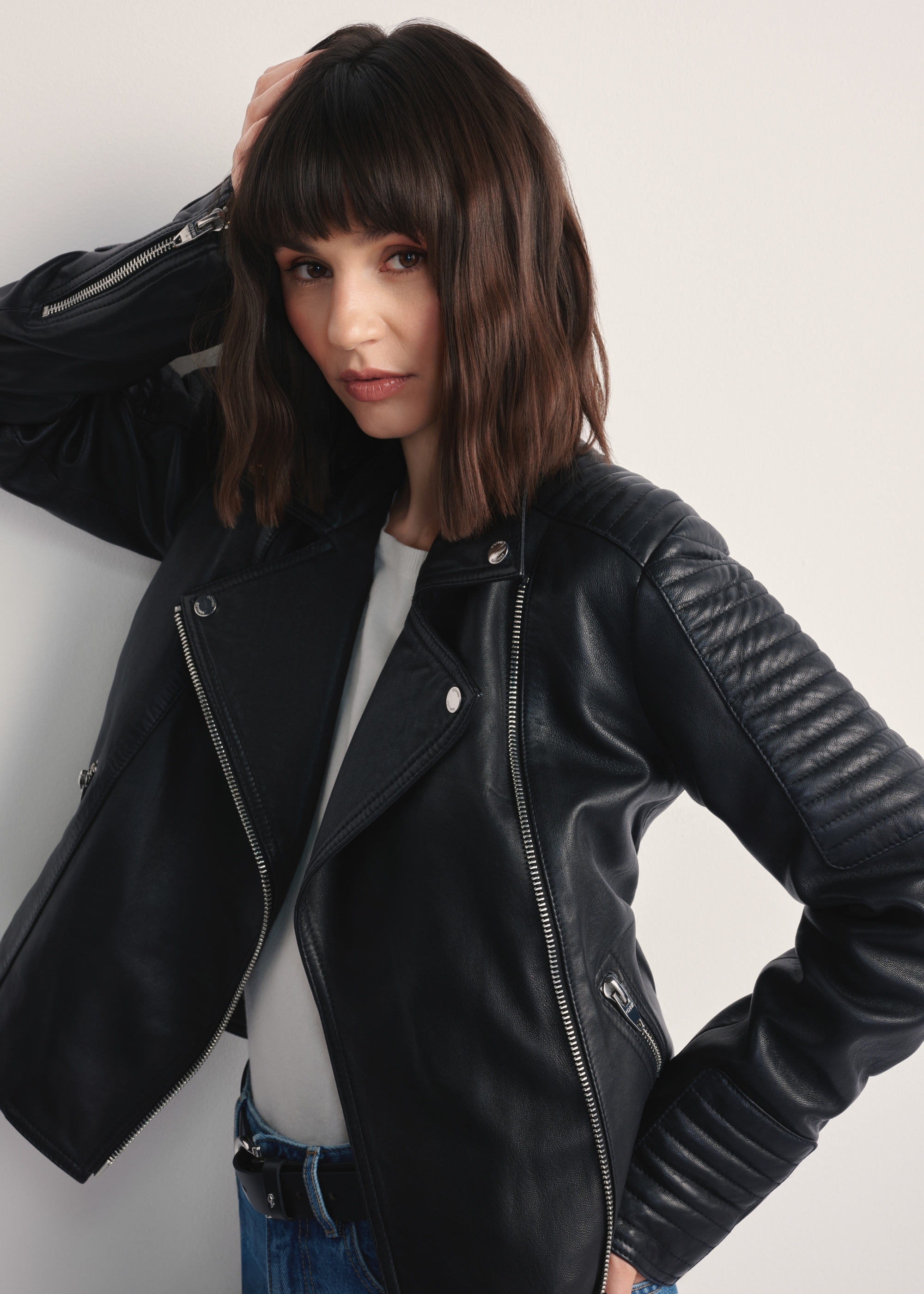 Czarna skórzana kurtka damska KURDS-0560-3943(Z25)