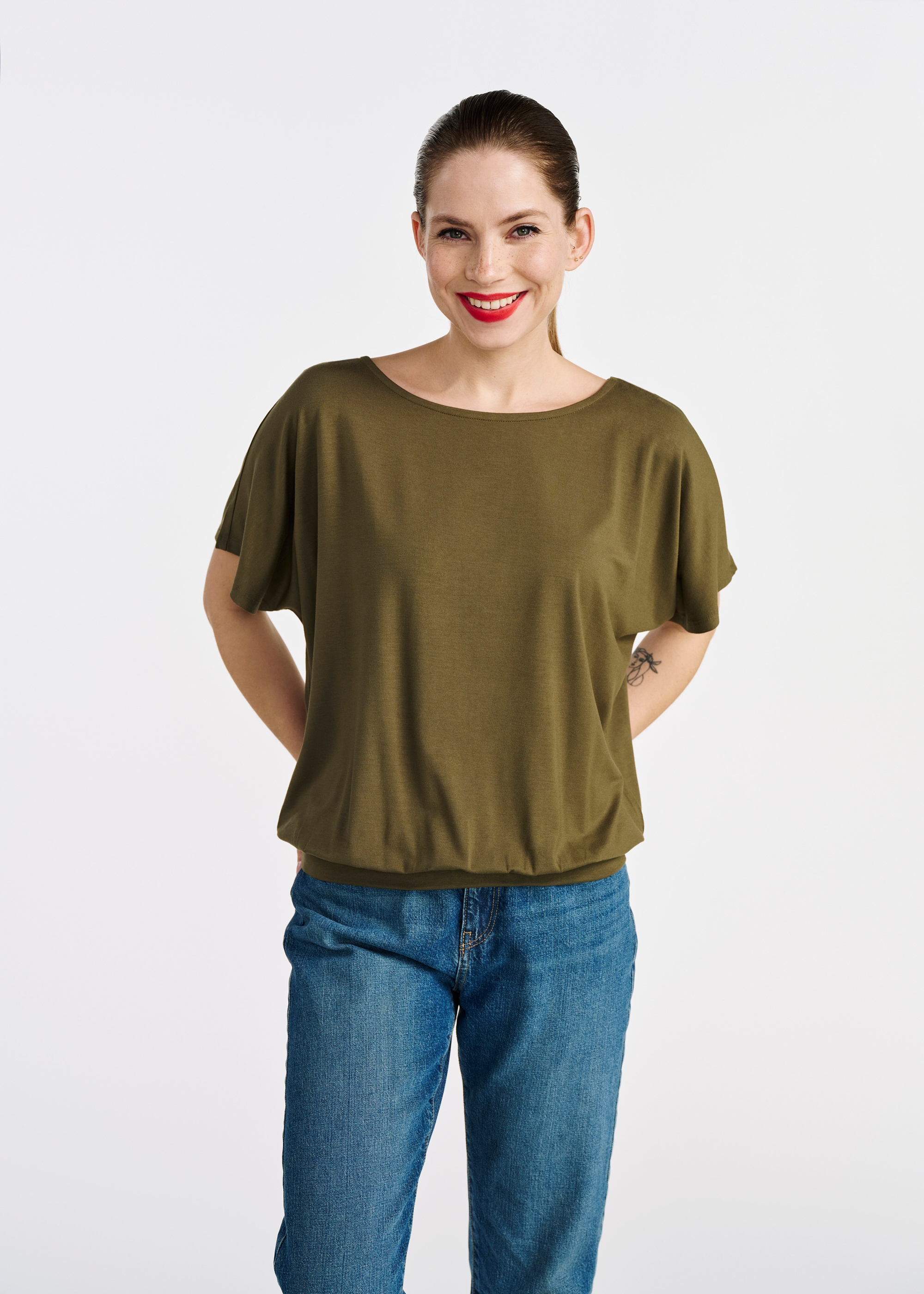 Bluzka khaki ze ściągaczem damska BLUDT-0170-54(W25)