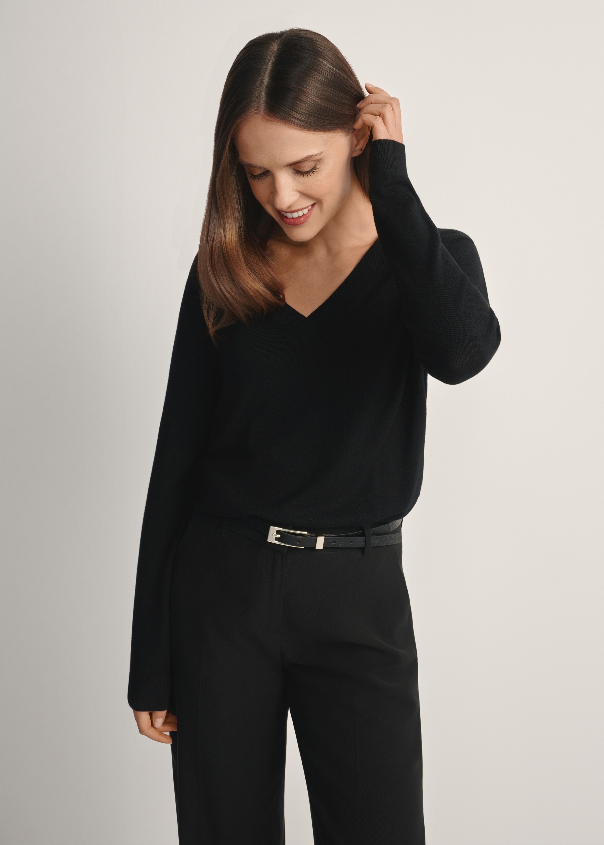 Czarny sweter z dekoltem V-neck SWEDT-0201-99(W26)