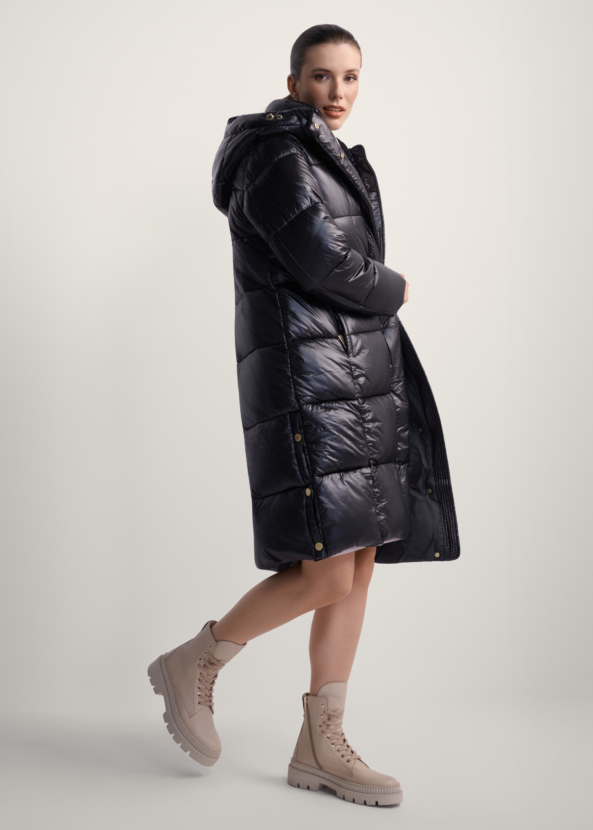 Czarna długa zimowa kurtka damska KURDT-0531A-99(Z25)