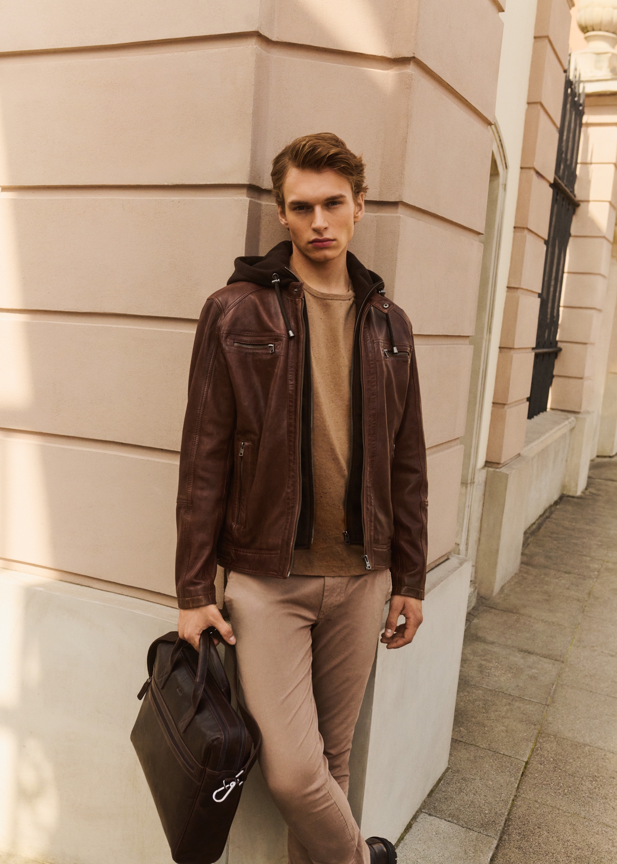 Brązowa skórzana kurtka męska z kapturem KURMS-0385-2875(Z25)