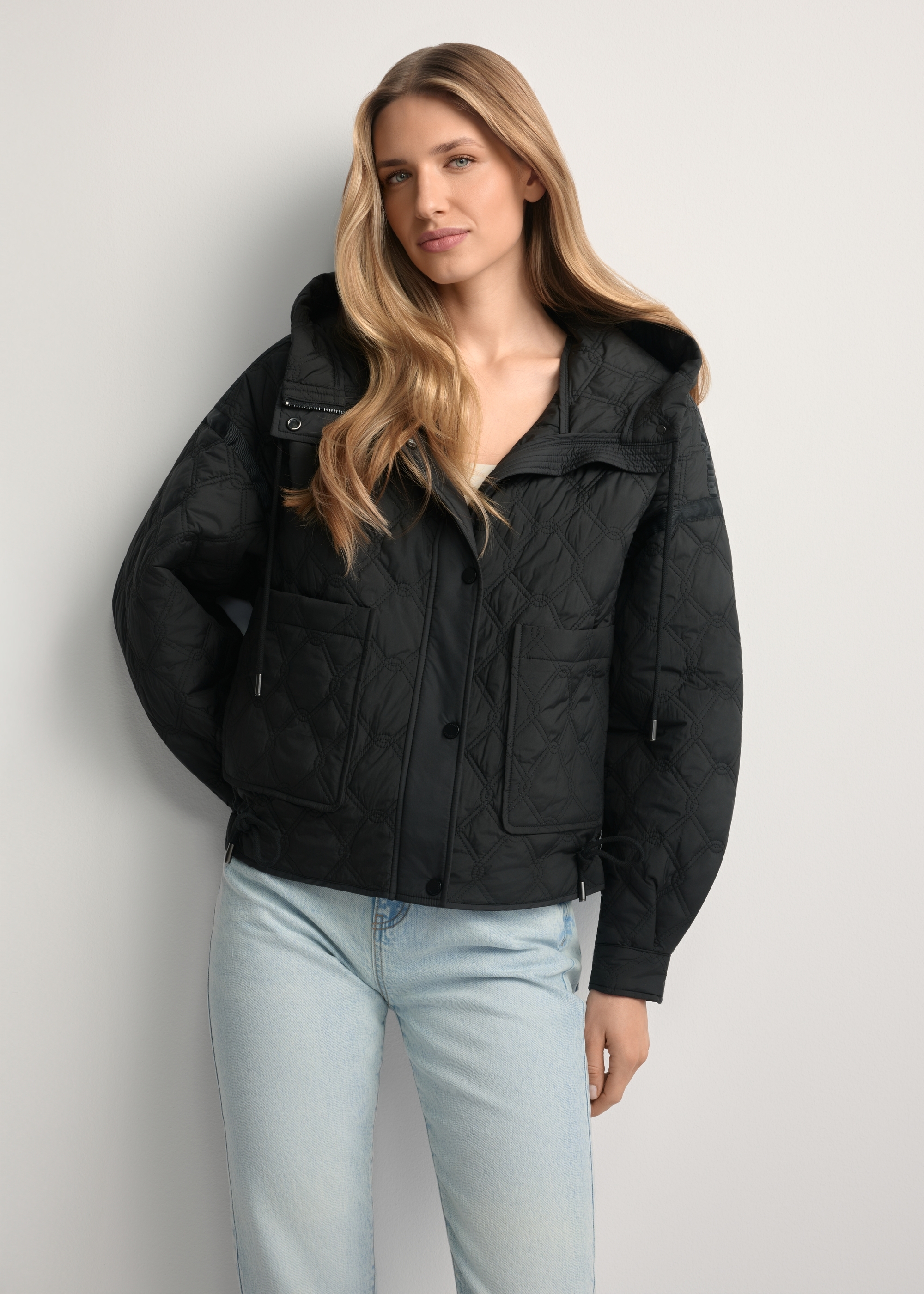 Czarna krótka pikowana kurtka oversize KURDT-0660-99(W26)