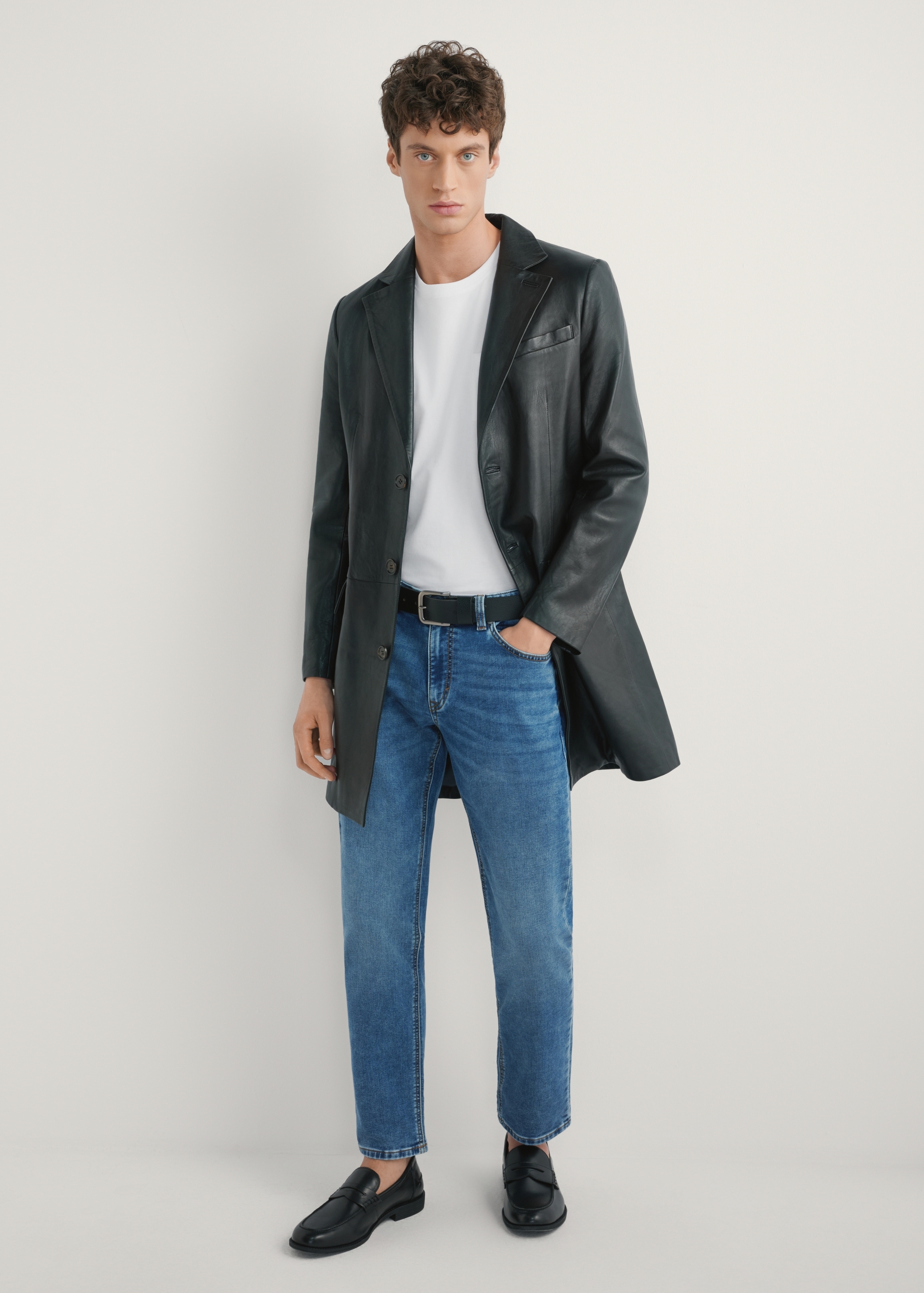 Czarny skórzany płaszcz męski KURMS-0388-99(W26)