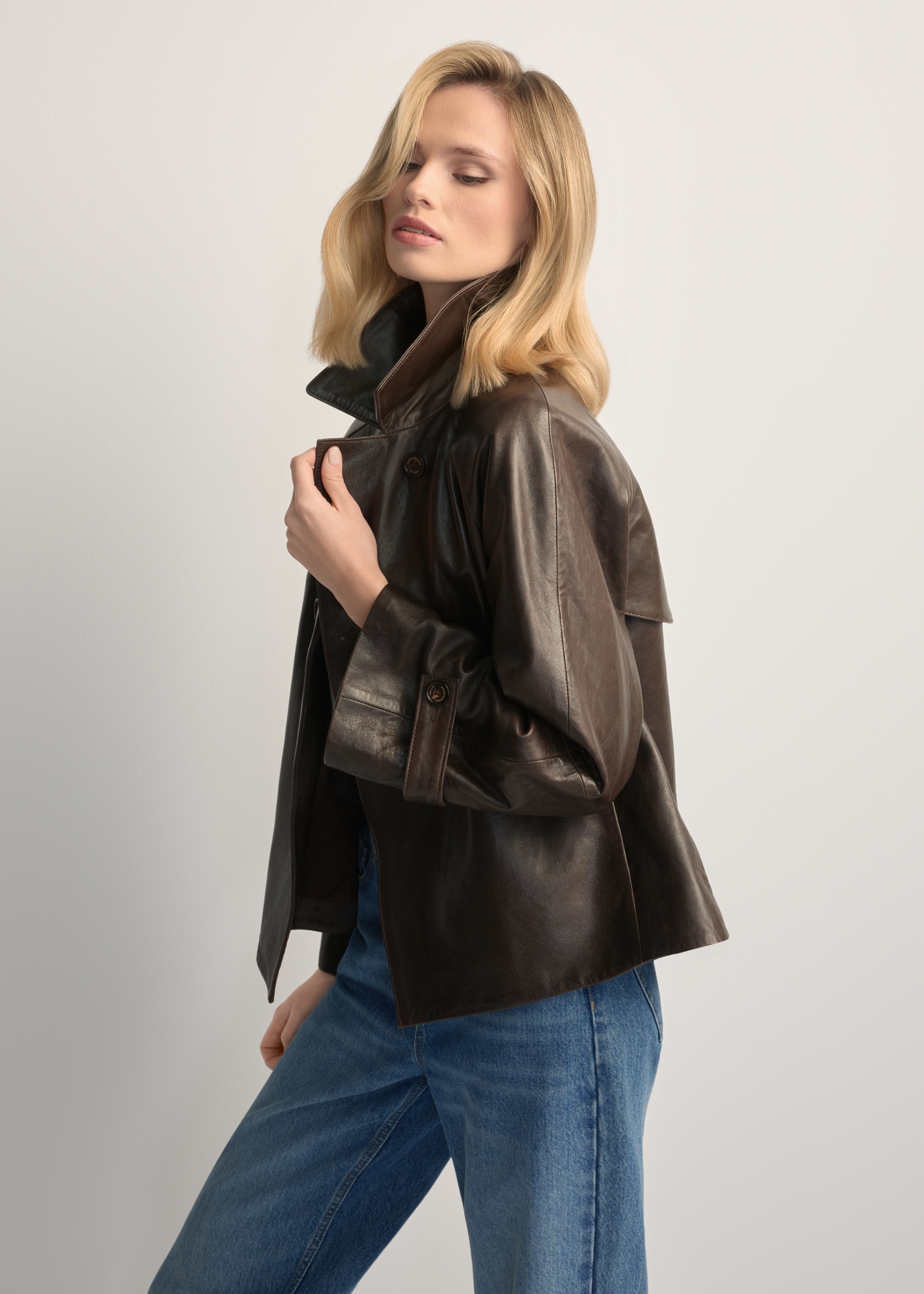 Skórzana kurtka damska w kolorze ciemnobrązowym KURDS-0604-1I(W26)