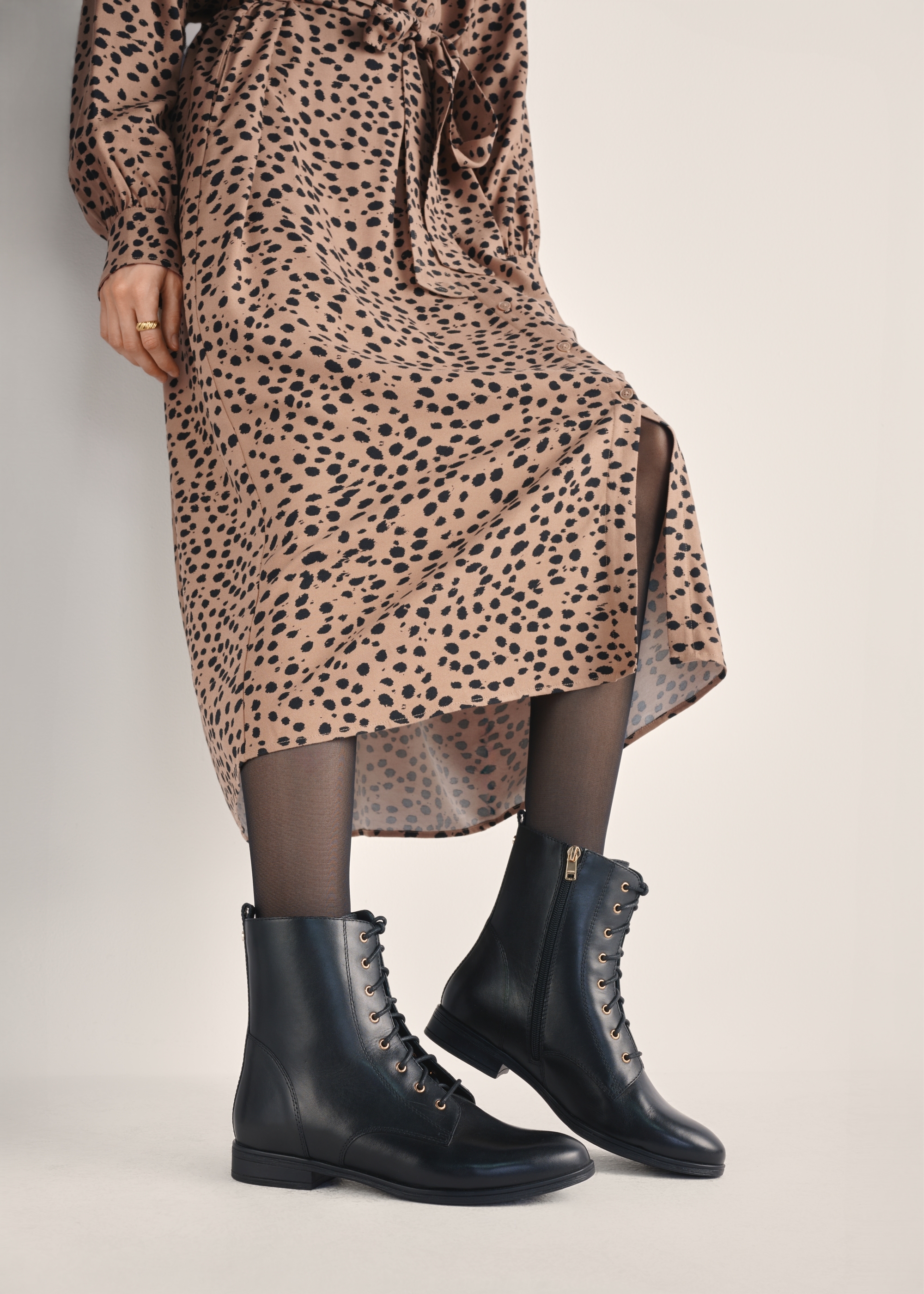 Skórzane czarne botki damskie na obcasie BUTYD-1008-99(Z25)